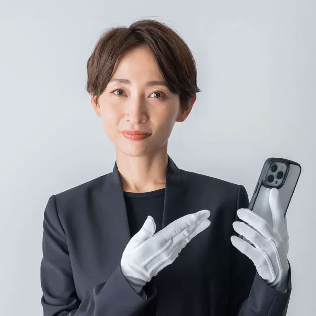 電話対応をする女性葬儀スタッフ